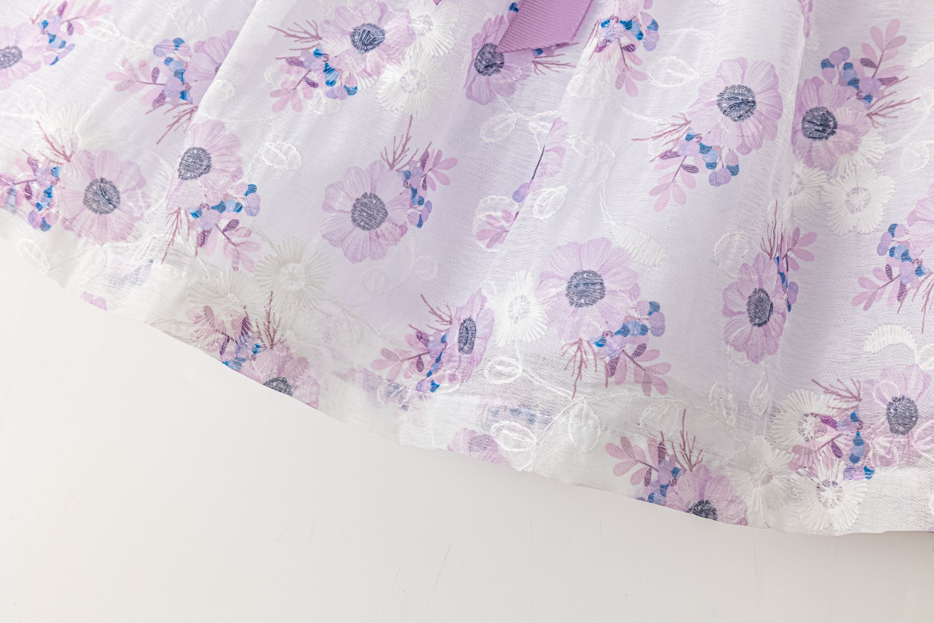 motif brodé robe violette
