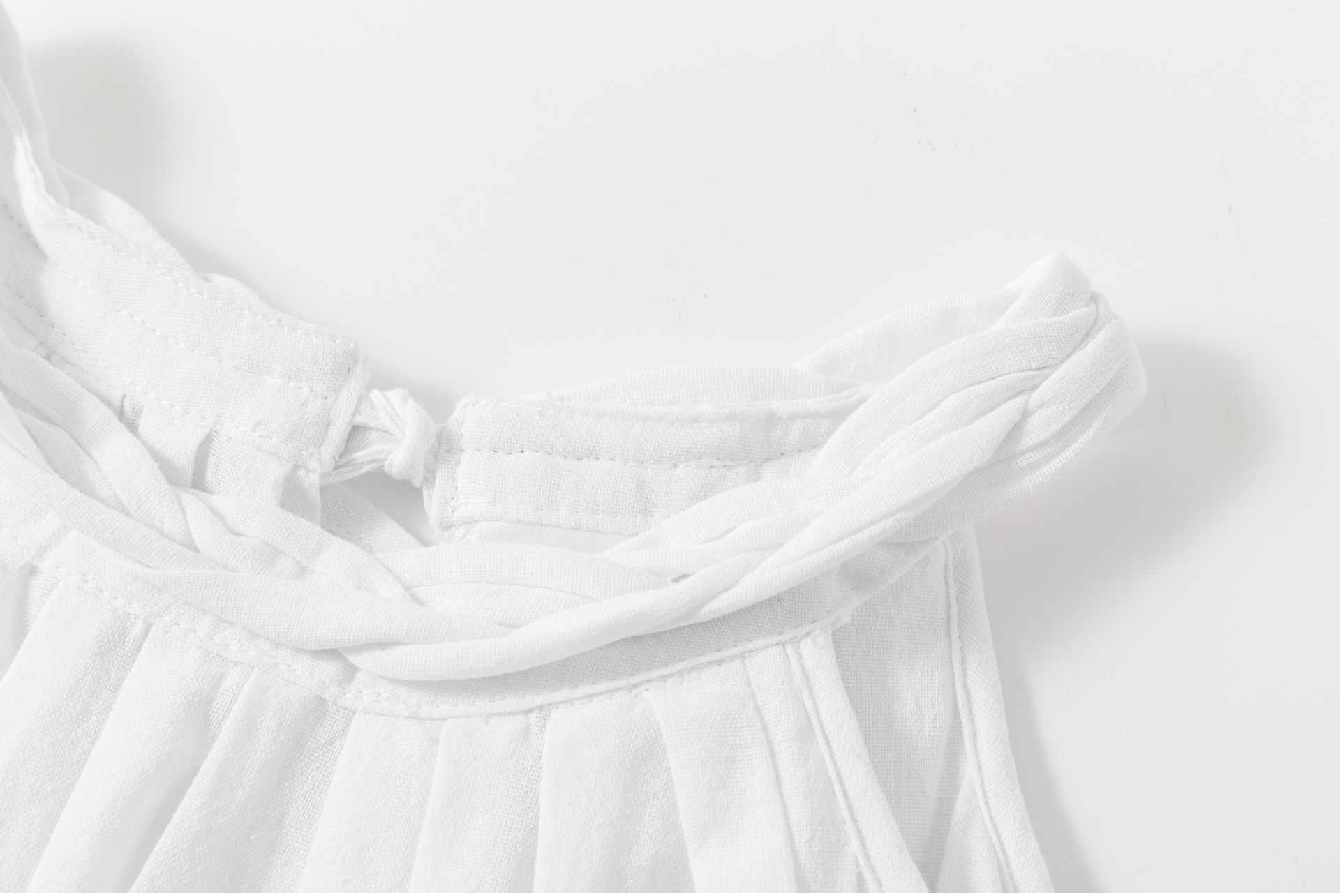 jeune fille en robe blanche