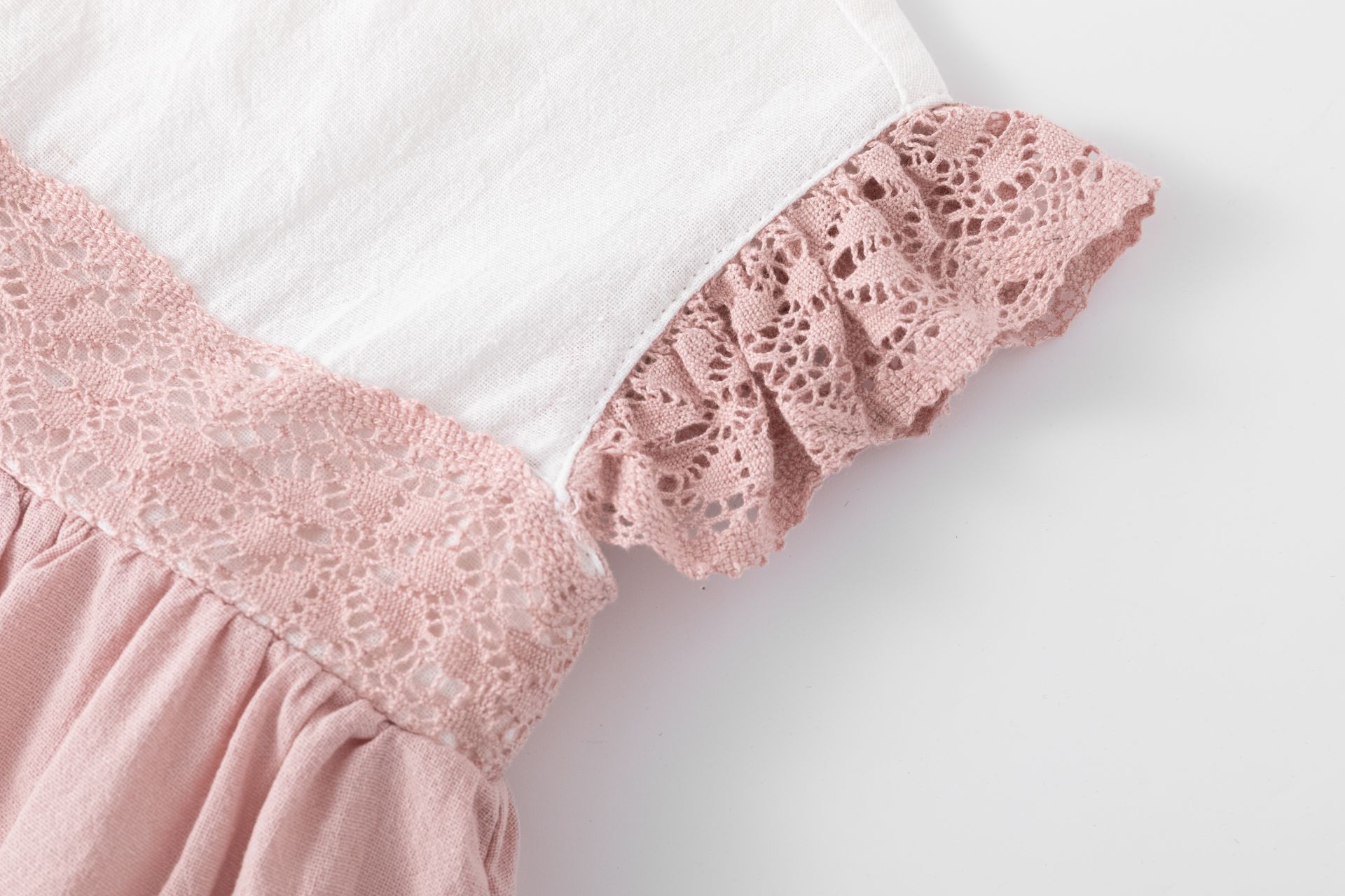 dentelle rose pour bébé