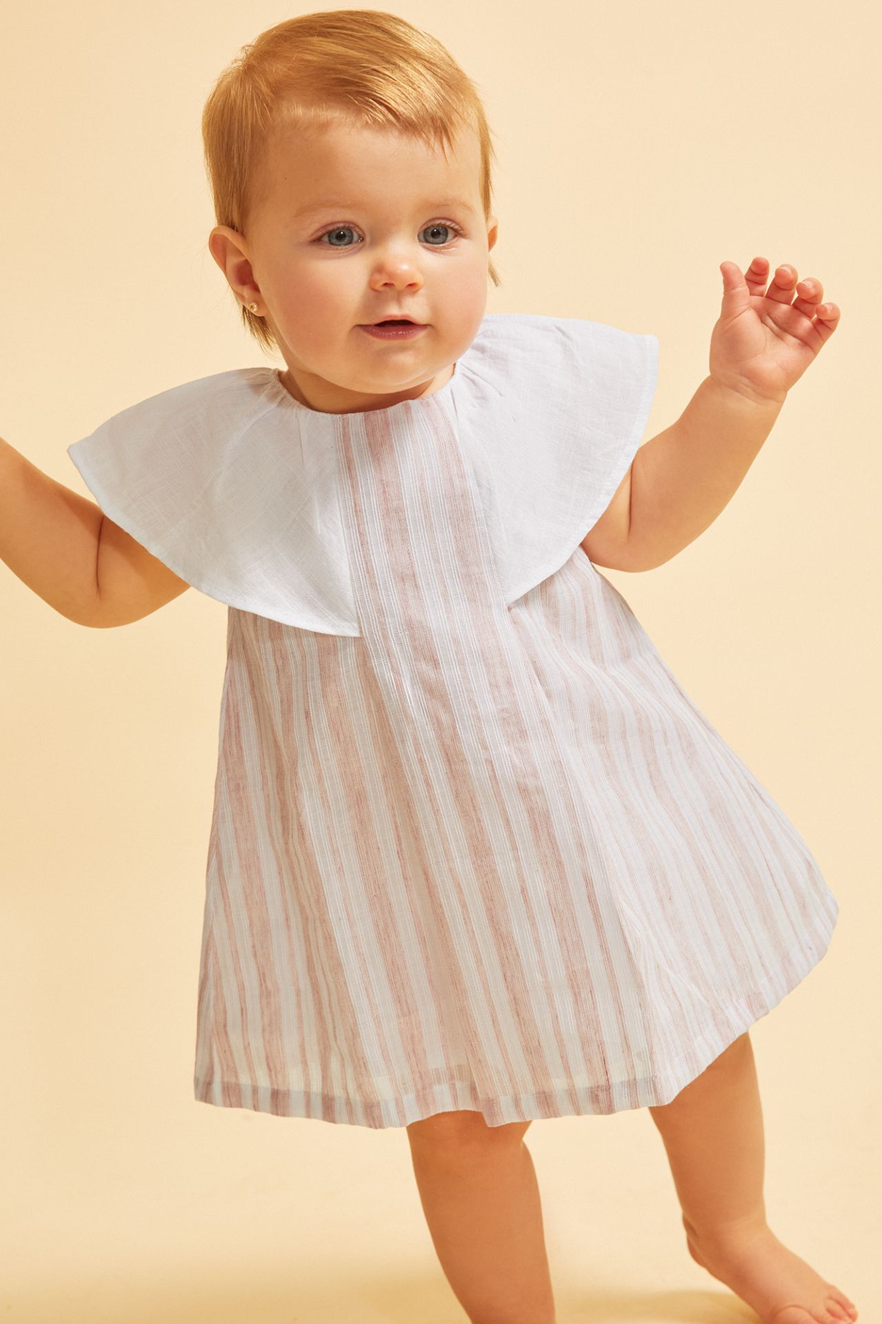 noeud blanc sur robe bébé