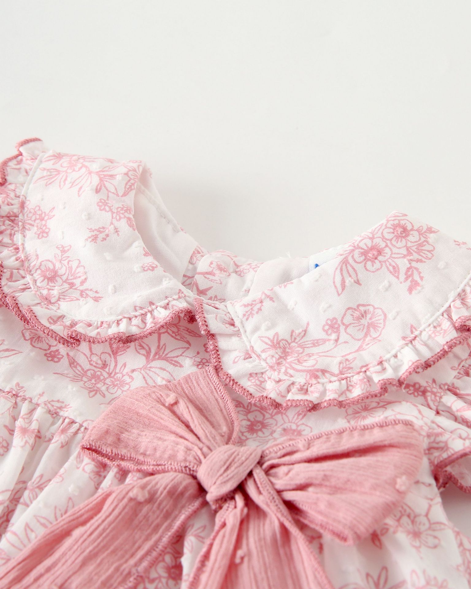 tenue bébé rose élégante