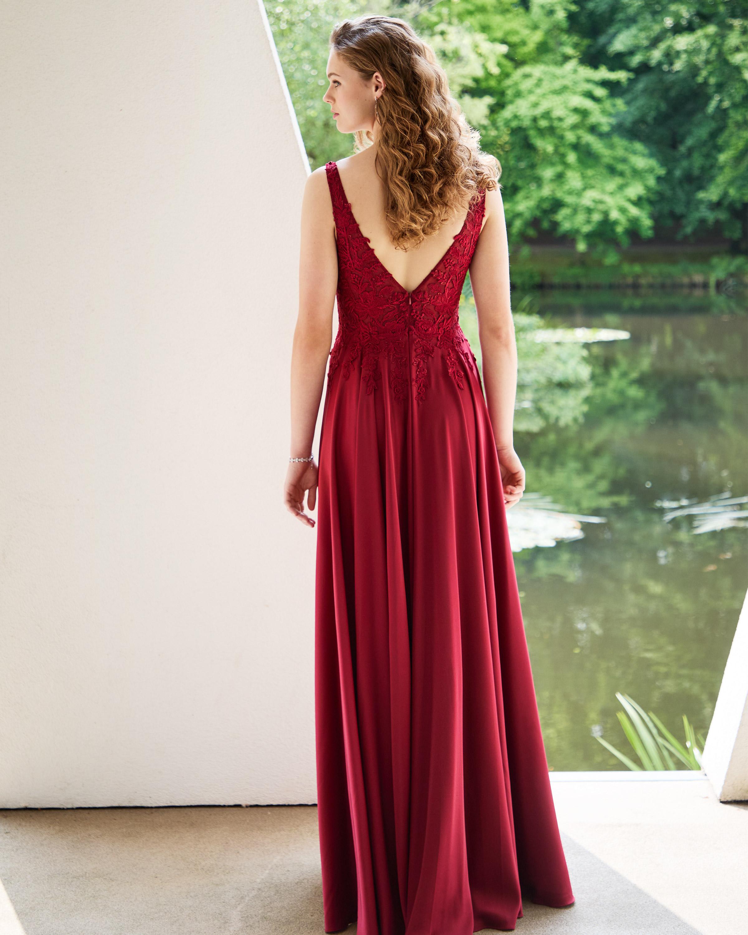 élégante robe cérémoniale rouge